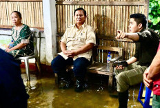 Bersepatu Bot, Prabowo Datangi Korban Banjir di Bekasi, Lihat