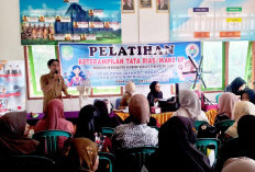 Ibu-Ibu Desa Renah Jaya Antusias Ikuti Pelatihan Make Up dan Tata Rias