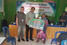 Tersalurkan! 8 Warga Karang Nanding Terima BLT Dana Desa Lima Bulan