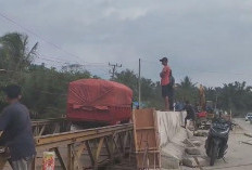 Akses Jalan Sempat Lumpuh, Jembatan Sekotong Pondok Kelapa Akhirnya Bisa Dilalui Usai Truk Dievakuasi 