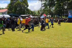 Bendera Bintang Kejora Mewarnai Iring-iringan Jenazah Lukas Enembe