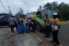 Kesulitan Air Bersih, Warga Desa Air Sebakul Terima Bantuan dari Kepolisian 