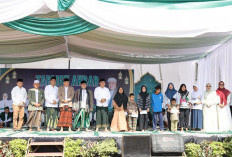 KH ES Mubarok Isi Tausiyah HUT ke-18 Bengkulu Tengah, Bupati Rachmat Ajak Masyarakat Perkuat Kebersamaan