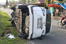Mobil Dikendarai Istri Tersangka Kasus Sekretariat DPRD Kepahiang Terbalik di Taba Penanjung
