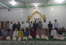 Sambangi Masjid Al-Hasanah Pondok Kelapa, Pemkab Salurkan Rp 25 Juta dan 50 Paket Sembako