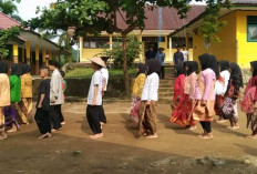  Unik, Peringatan Hari Pahlawan, Pelajar Salah Satu SMP di Bengkulu Tengah Kenakan Pakaian Ala Tempo Dulu