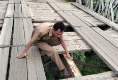 Mengerikan! Akses Jembatan di Desa Paku Haji Rusak dan Berbahaya