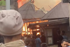 BREAKING NEWS: Kebakaran Melanda Rumah Warga di Desa Sekayun Mudik Bengkulu Tengah, Pemadaman Belum Usai