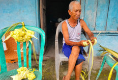 Penjual Ketupat Daun Kelapa di Desa Ujung Karang Raup Keuntungan Jelang Lebaran