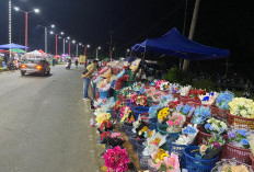 Momen Pelantikan PPPK di Malam Berbinar, Pedagang Buket Bunga Raup Jutaan Rupiah