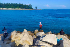 Mancing Mania Asyik di Pantai Lentera Merah, Serasa Rekreasi di Pulau Milik Pribadi