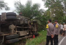 Diduga Hilang Kendali, Truk Pembawa Bansos Terguling di Desa Karang Tengah