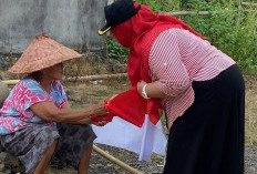 Camat Bagikan Bendera Hingga Desa Terjauh, Warga Sambut Antusias