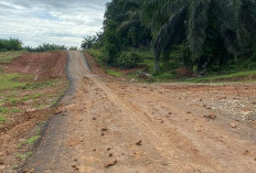 Dipenuhi Bekas Tanah Liat, Jalan Inpres di Bengkulu Tengah Mulai Membahayakan Pengendara Motor
