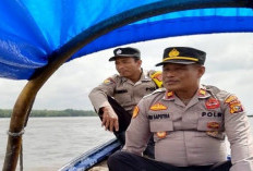 Polisi di Inhil Tempuh Perjalanan 3 Jam Naik Pompong untuk Sampaikan Pesan Pemilu Damai