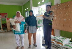 87 Warga Desa Ujung Karang Terima Bantuan Beras Bulog