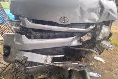 Minibus Tabrak Sigra di Depan Gerbang Masuk Sungai Suci, Empat Korban Luka Dilarikan ke Puskesmas