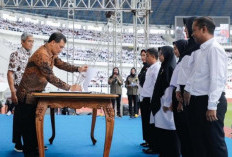 Gubernur Luthfi Serahkan SK Kepada 13 Ribu Orang PPPK Paruh Waktu, Terbanyak di Indonesia