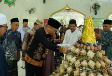 Ditandai Makan Ketupat Bersama, Sekda Rachmat Halal Bihalal dengan Masyarakat Pulau Beringin