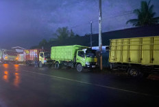Hingga Malam, Sopir Truk Mengantre Solar di SPBU Bengkulu Tengah