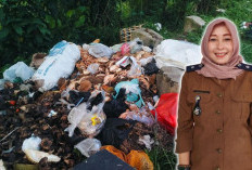 Kades Nakau Geram, Sampah Menumpuk di Pinggir Jalan Perbatasan Bengkulu Tengah-Kota Bengkulu