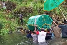 Warga Bengkulu Tengah Nekat Seberangi Sungai Gotong Keranda Jenazah karena Tak Ada Jembatan, Bupati Rachmat: