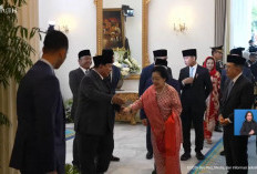 Momen Akrab Prabowo Gandeng Tangan Megawati Seusai Upacara Hari Pancasila