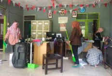 Hari Pertama Kerja Pasca Lebaran, Aparatur Desa Semangat Bersihkan Kantor dan Layani Warga
