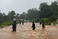 Air Sungai Meluap Tutupi Akses Jalan di Taba Lagan-Pagar Gunung, Dansat Brimob Bengkulu Ikut Terjebak Banjir
