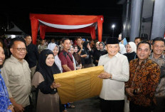 Terima Bantuan Meja Portabel, Pedagang Berbinar Ucapkan Terima Kasih kepada Bupati Rachmat