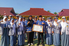 Program Bantu Rakyat, SMKN 2 Bengkulu Tengah Bagikan Seragam Sekolah untuk Siswa Tidak Mampu