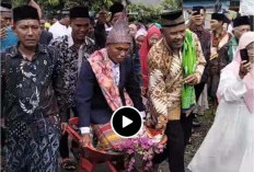 Naik Gerobak Tangan, Pengantin Pria Ini Viral dengan Cara Unik Menuju Rumah Pujaan Hatinya 