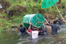 Miris! Penampakan Warga Gotong Keranda Jenazah Seberangi Sungai, Lokasi di