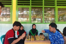 Sembari Menunggu Pembagian Raport, Pelajar SMAN 4 Bengkulu Tengah Adu Kepintaran Main Catur