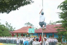 Aksi Heroik Pelajar SMAN Bengkulu Tengah Bikin Rachmat Riyanto Takjub, Panjat Tiang Bendera Perbaiki Tali Putu