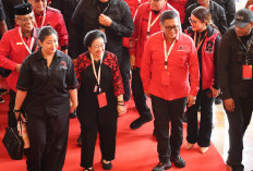 Megawati Disambut Cucu di Arena Rakernas, Ada Momen Gandeng Tangan