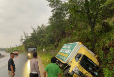 Hujan Lebat Jalanan Licin, Mobil Mini Box Barang Lepas Kontrol Keluar Jalur