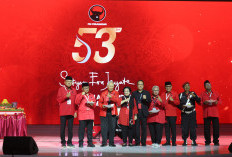 Momen Spesial HUT PDIP, Megawati Serahkan Potongan Tumpeng untuk Keluarga dan Kader