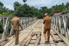 Tak Ada Respon Pemda, Warga Swadaya Perbaiki Jembatan yang Berlubang di Desa Paku Haji