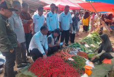 Sidak Pasar Karang Tinggi, Pemkab Bengkulu Tengah Pastikan Harga Bahan Pokok Masih Stabil