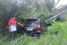 BREAKING NEWS: Mobil Asal Lubuklinggau Tabrak Sepeda Motor dan Tiang Listrik di Bengkulu Tengah