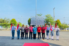 Pemkab Bengkulu Tengah Bagikan 1.350 Bendera Merah Putih, Pj Bupati Heri Roni Berpesan Begini