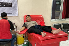 Pelajar Terlibat Kecelakaan Alami Koma, Kapolres Bengkulu Tengah Donorkan Darah 