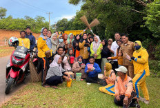Petugas DLH Bengkulu Tengah Bersihkan Lokasi Tumpukan Sampah Pasca Libur Lebaran