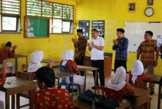 Pantau TKA SMP Bengkulu Tengah, Bupati Temukan Kendala Jaringan dan Keterbatasan Ruang Ujian