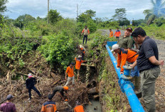 Tumpukan Potongan Kayu dan Sampah Penyebab Tersumbatnya Gorong-Gorong Jembatan Akhirnya Dibersihkan 