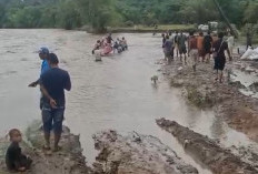 Air Sungai Tanjung Raman Meluap, Pria 50 Tahun Alami Sakit Terpaksa Diseberangi dengan Rakit