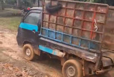 Akses Terisolasi, Warga Air Putih Tarik Kendaraan Lewati Tebing Curam