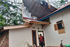 Diterjang Angin Kencang, Atap Rumah Warga Tanjung Dalam Melayang