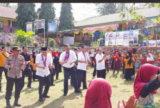 Pj Bupati dan Sekda Nikmati Tarian Gasing Bareng Puluhan Pelajar di SDN 72 Bengkulu Tengah